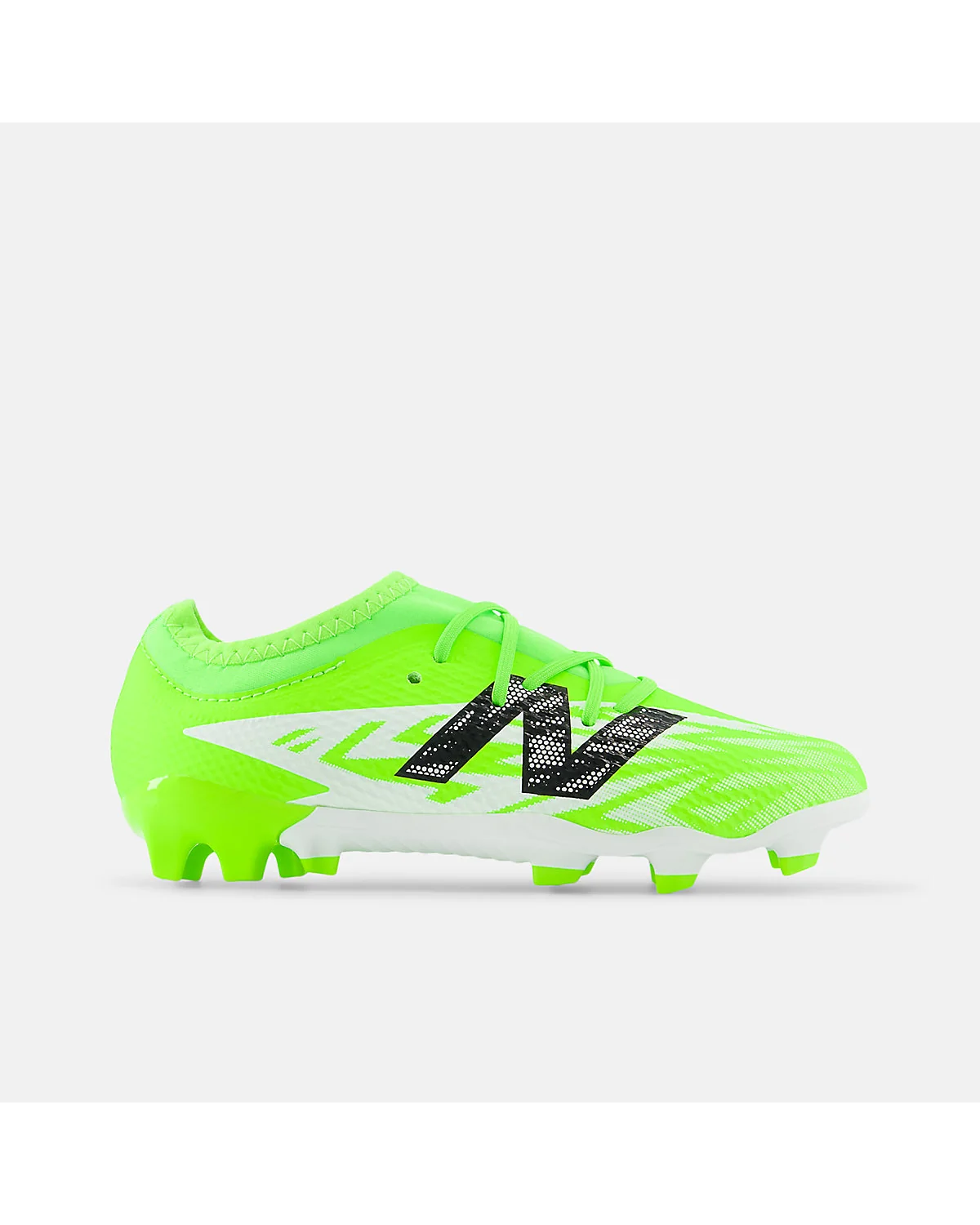 Детские футбольные бутсы New Balance зелёные с чёрным логотипом, вид сбоку