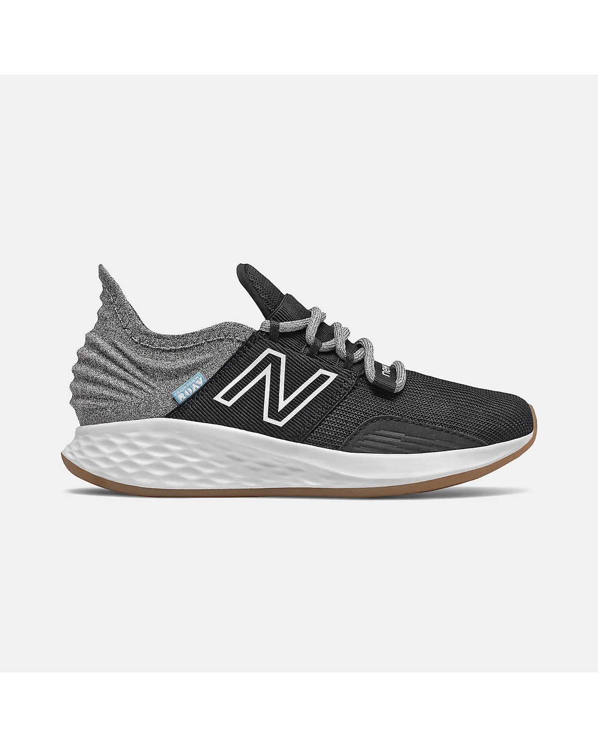 Детские кроссовки New Balance ROAV чёрные с серым воротником и белой подошвой, вид сбоку