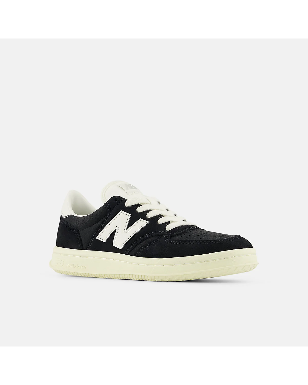 Кеды New Balance T500 с белым логотипом, вид спереди-сбоку