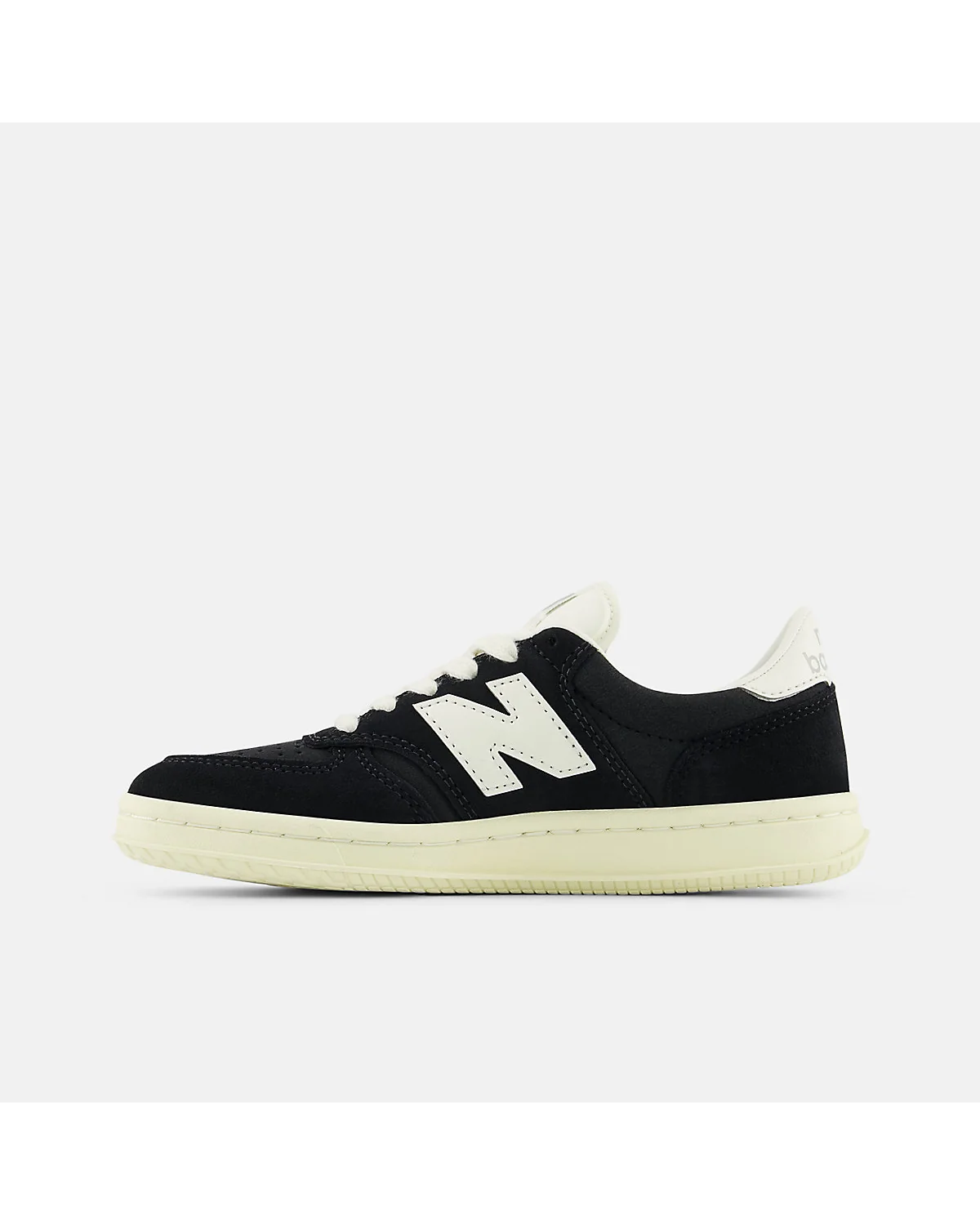 Плоская кремовая подошва кед New Balance T500 без выраженного протектора