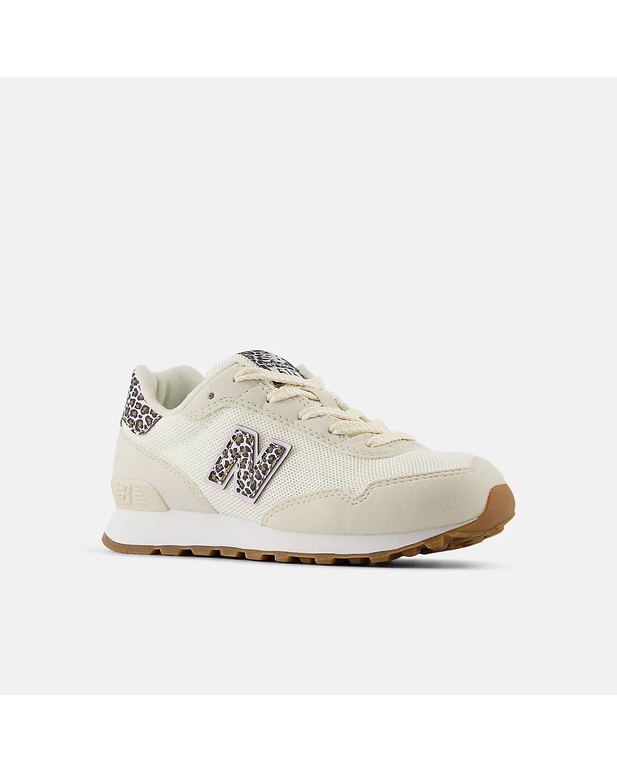 Кроссовки New Balance 515 с леопардовыми вставками и коричневой подошвой, вид спереди-сбоку