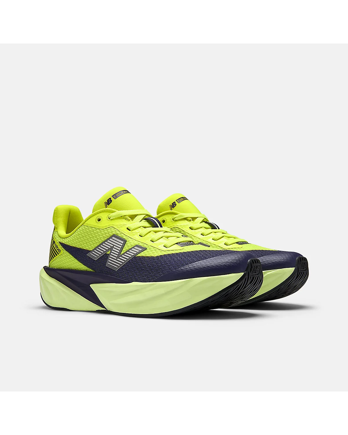 Кроссовки New Balance FuelCell с жёлто-чёрной конструкцией, вид сбоку