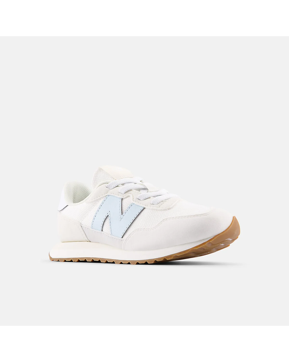 Кроссовки New Balance 237 со светлым верхом и голубыми панелями, вид спереди-сбоку