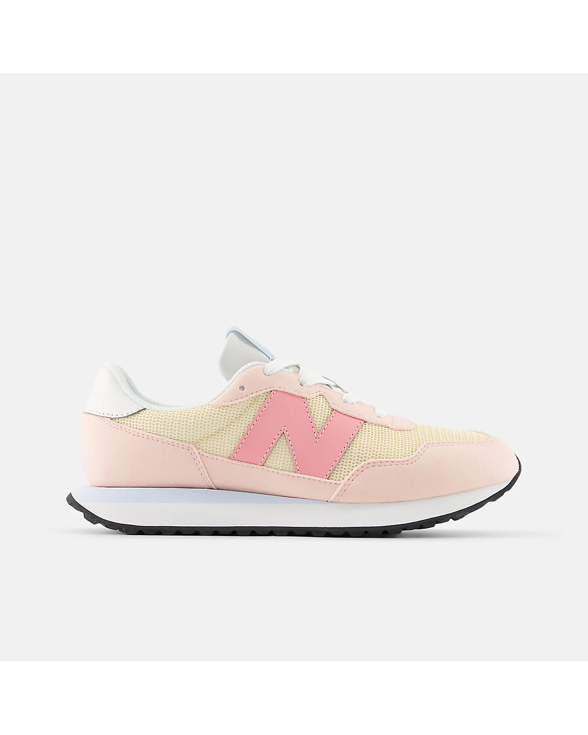 Персиково-розовые кроссовки New Balance 237 с жёлтым логотипом, вид сбоку