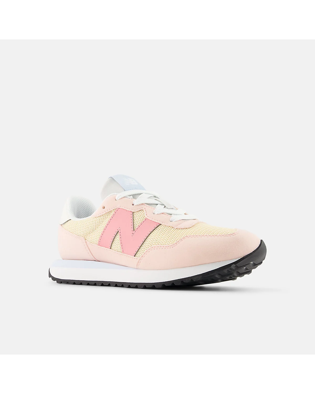 Кроссовки New Balance 237 с розово-жёлтым цветовым блоком, вид спереди-сбоку