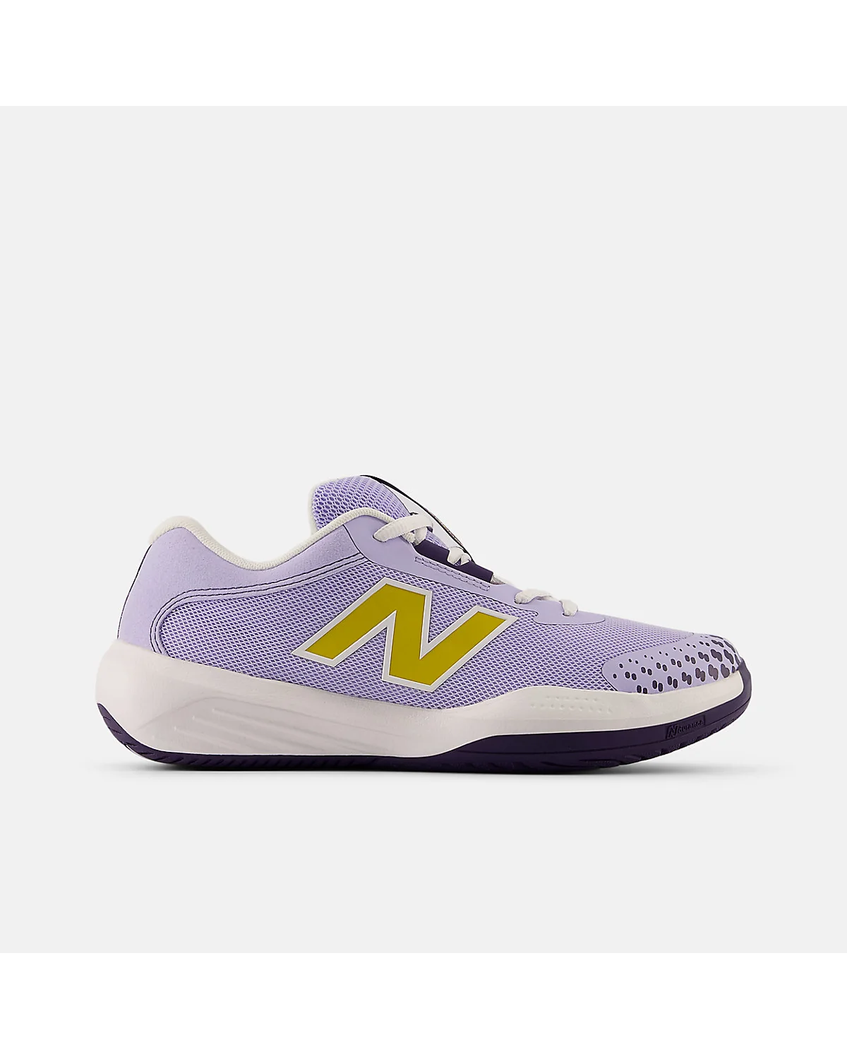 Светло-фиолетовые детские кроссовки New Balance 996v6 с жёлтым логотипом, вид сбоку