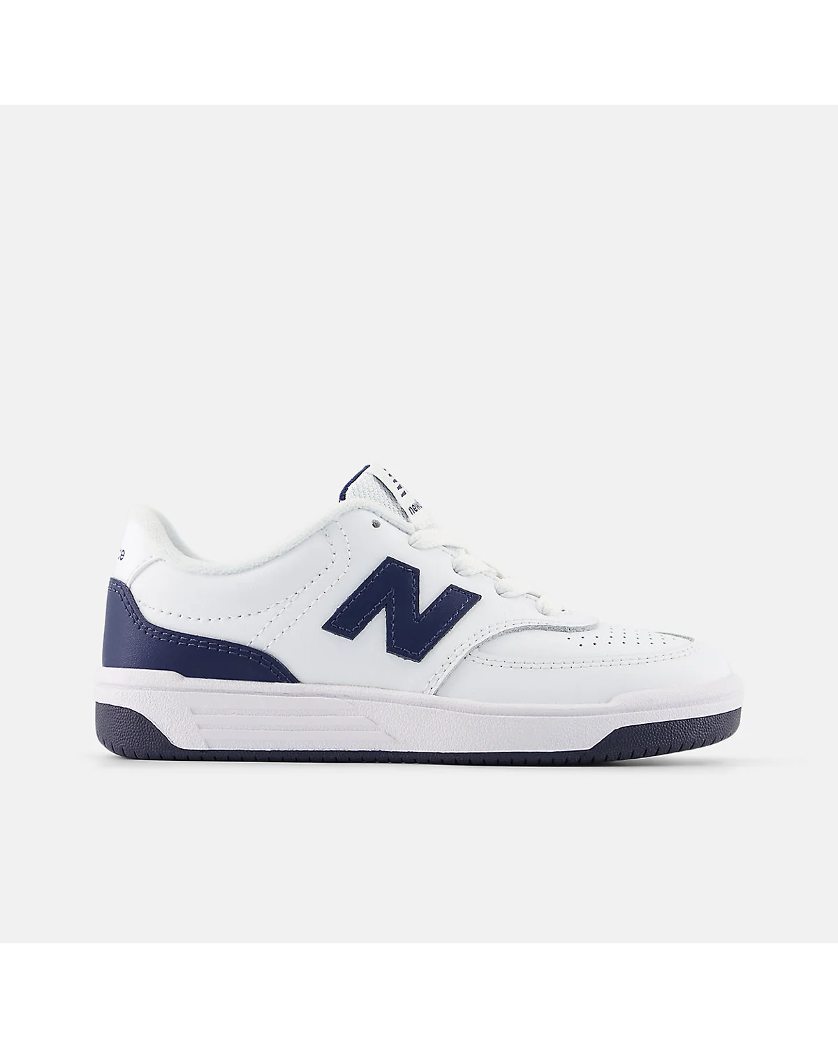 Белые кроссовки New Balance с тёмно-синим логотипом, вид сбоку