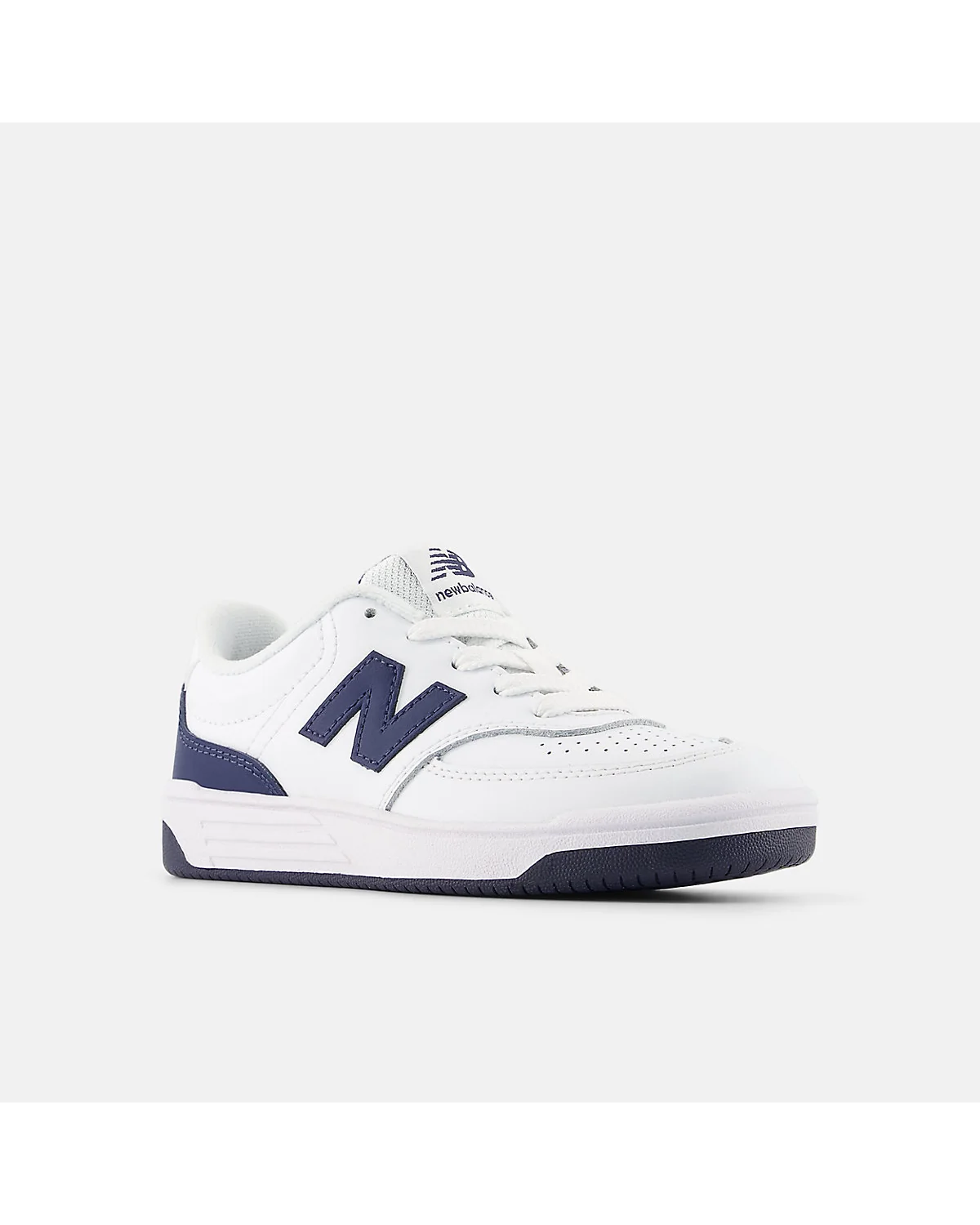 Белые детские кроссовки New Balance с синим логотипом, вид спереди-сбоку