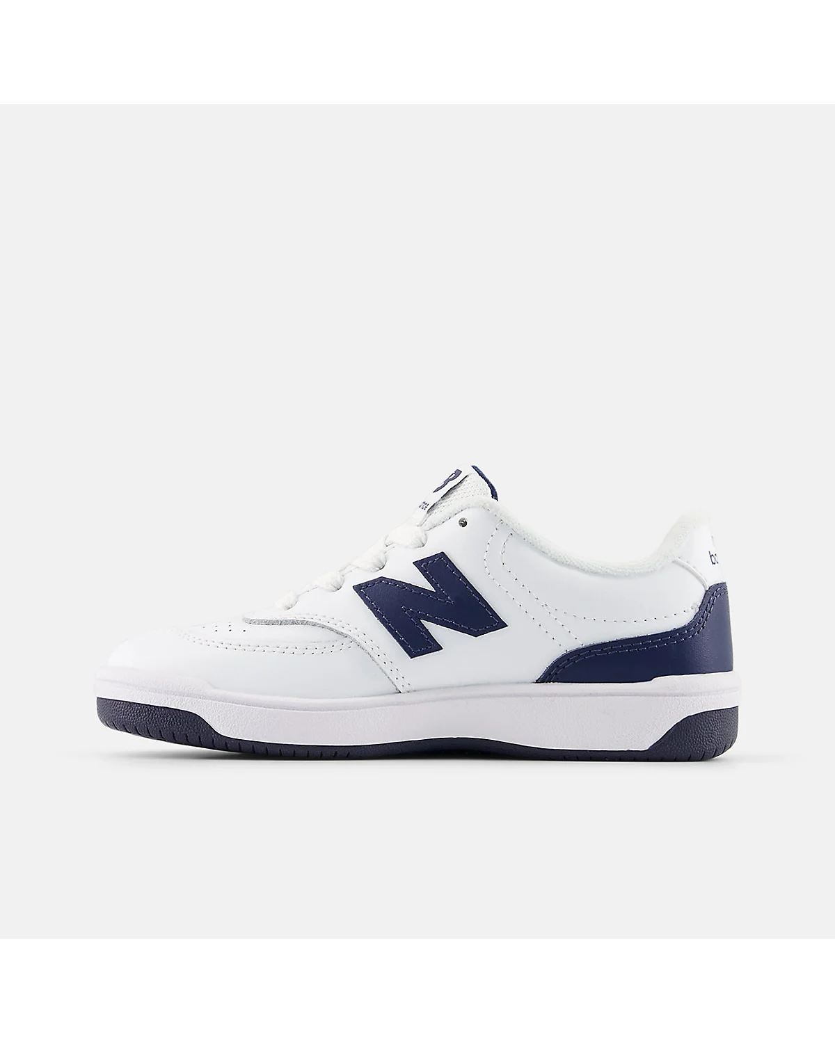 Белые кроссовки New Balance сзади, видна чёрная подошва
