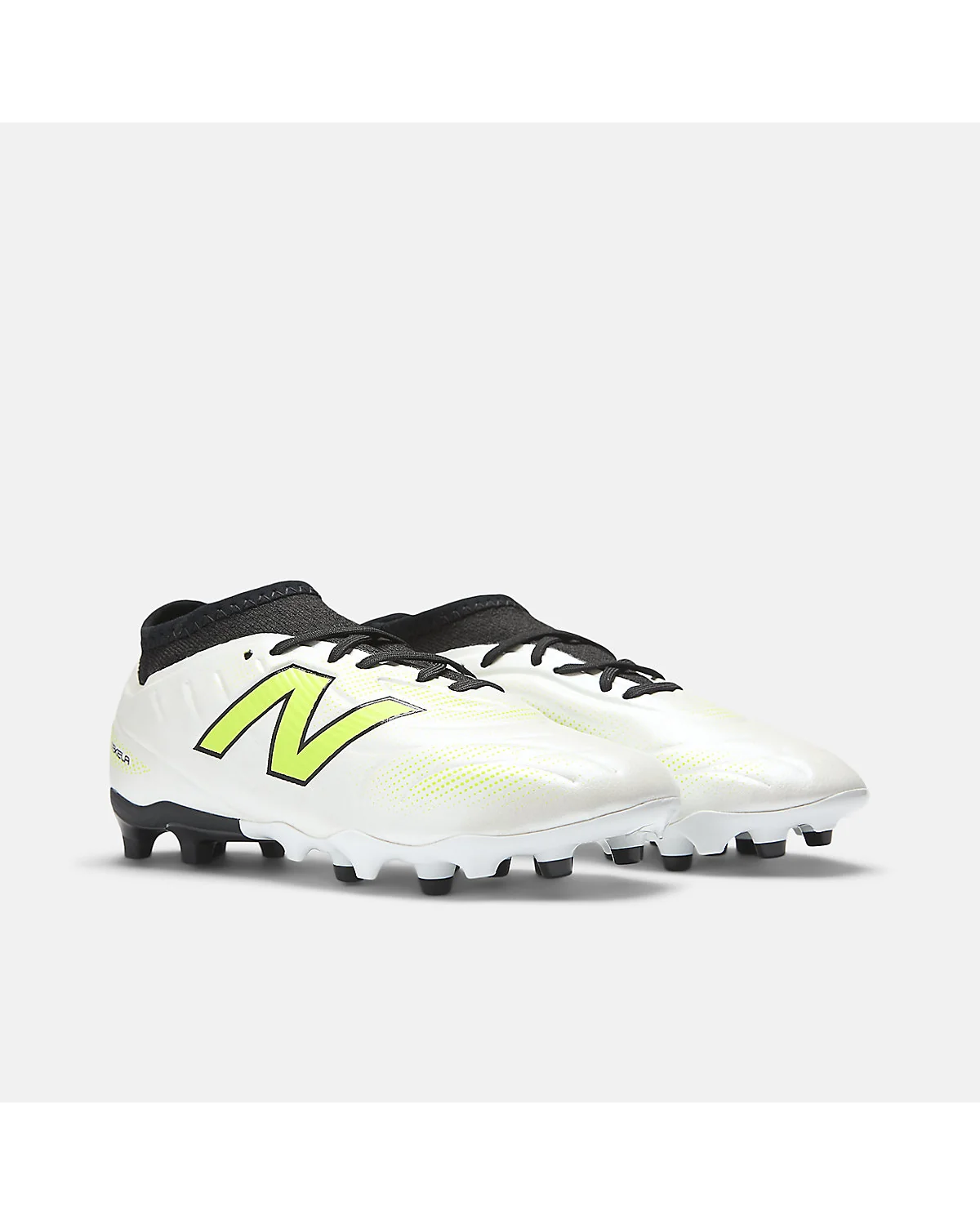 Бутсы New Balance в бело-зелёной расцветке, вид сзади-сбоку