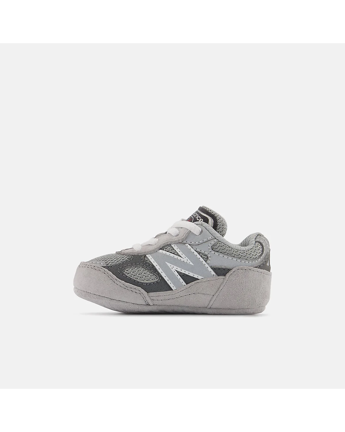 Крупный план застёжки на липучке детских кроссовок New Balance