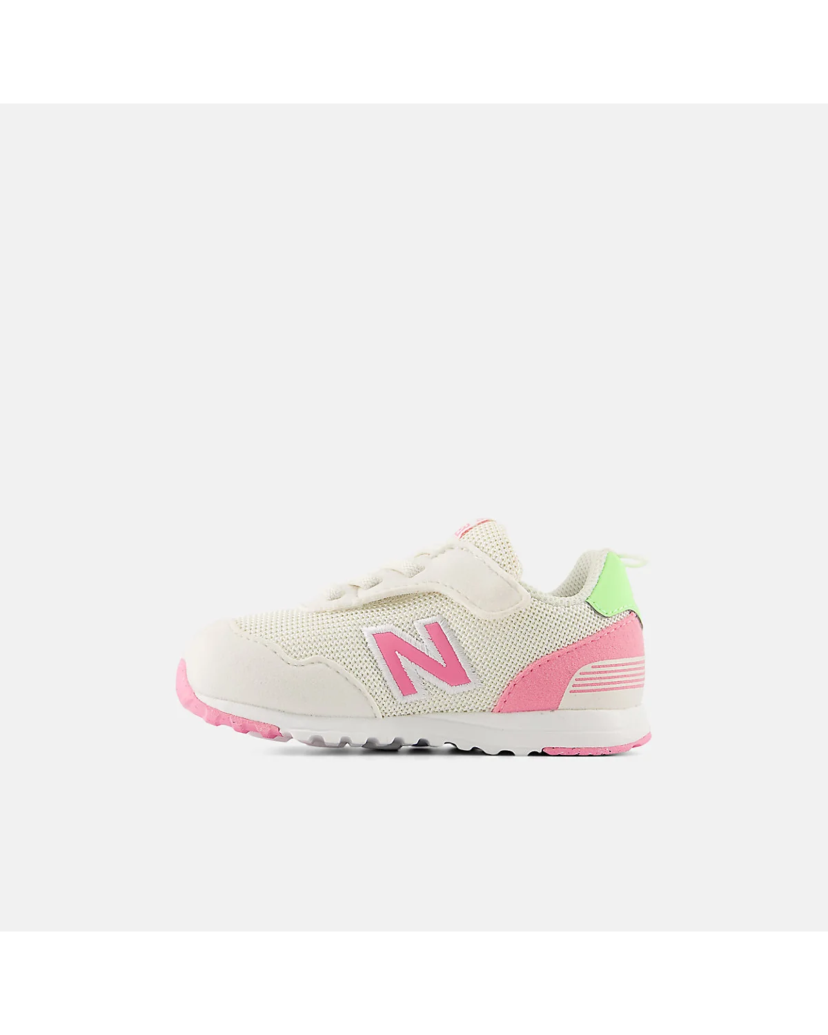 Крупный план застёжки на липучке детских кроссовок New Balance 515