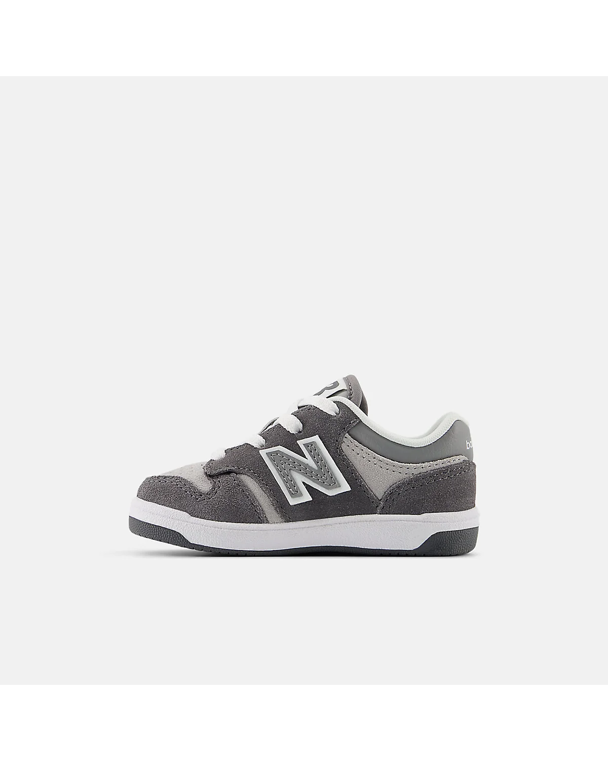 Крупный план замшевой панели и швов кроссовок New Balance B480