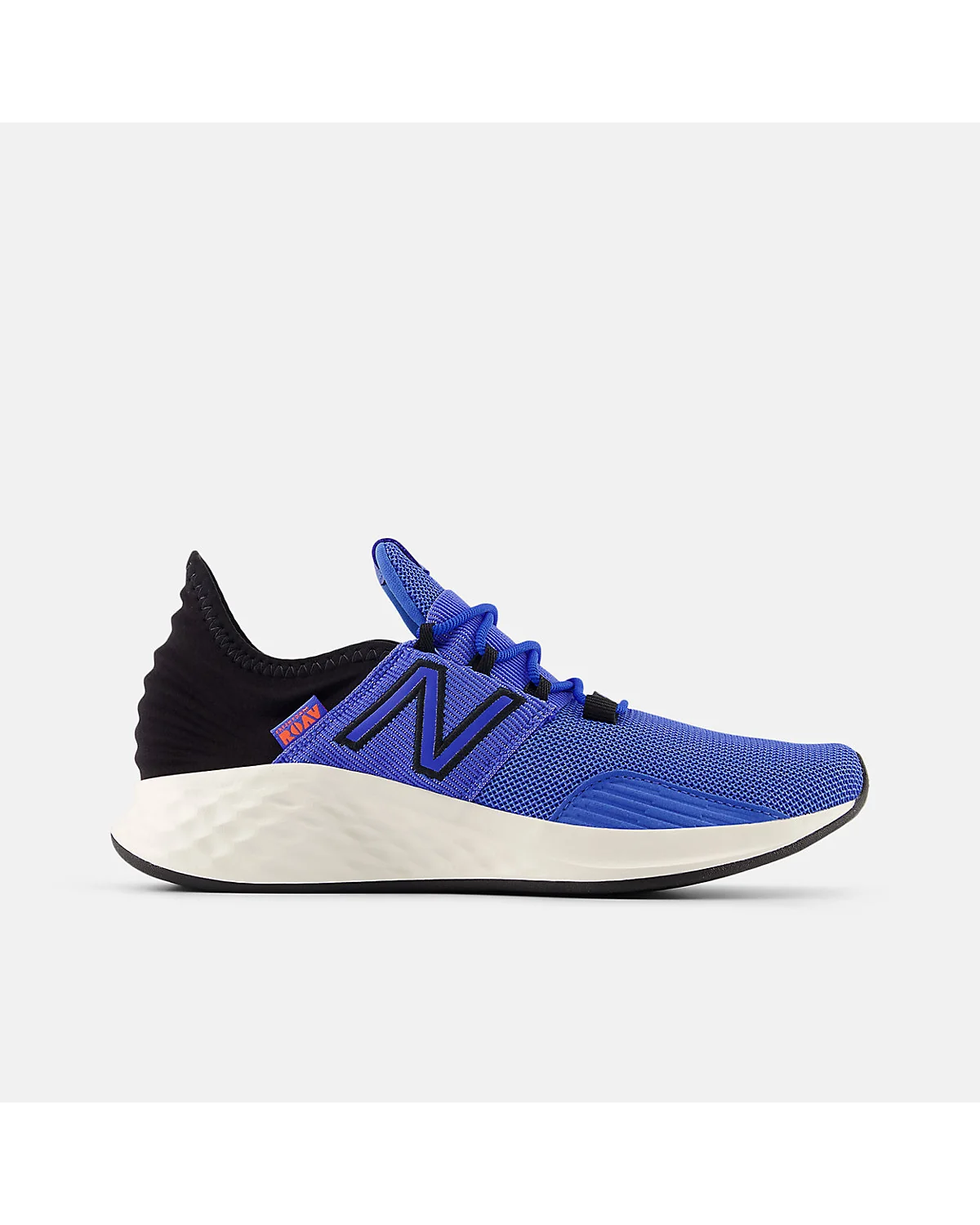 Голубые кроссовки New Balance с оранжево-чёрным логотипом, вид спереди