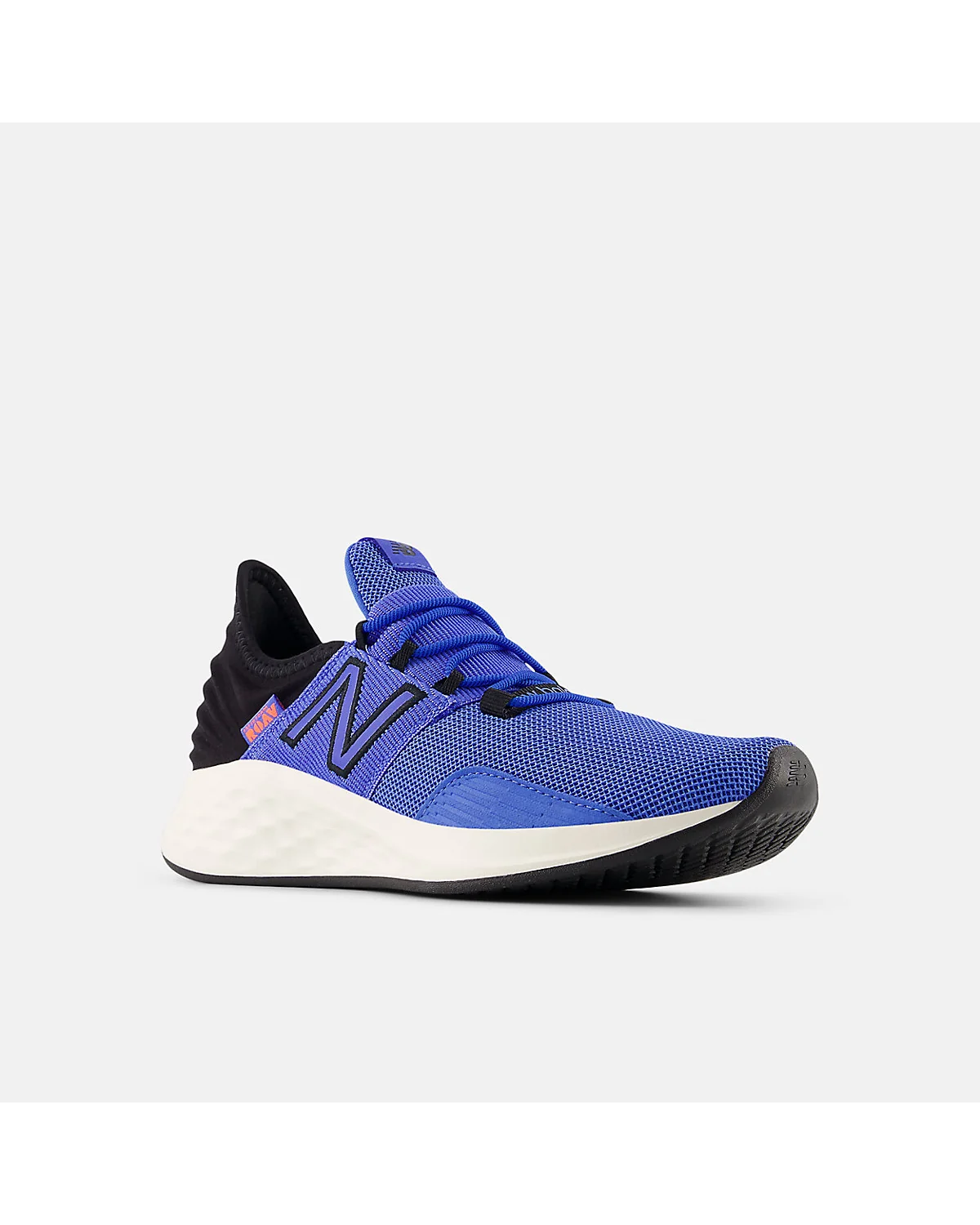 Голубые кроссовки New Balance сбоку, видна крапчатая подошва