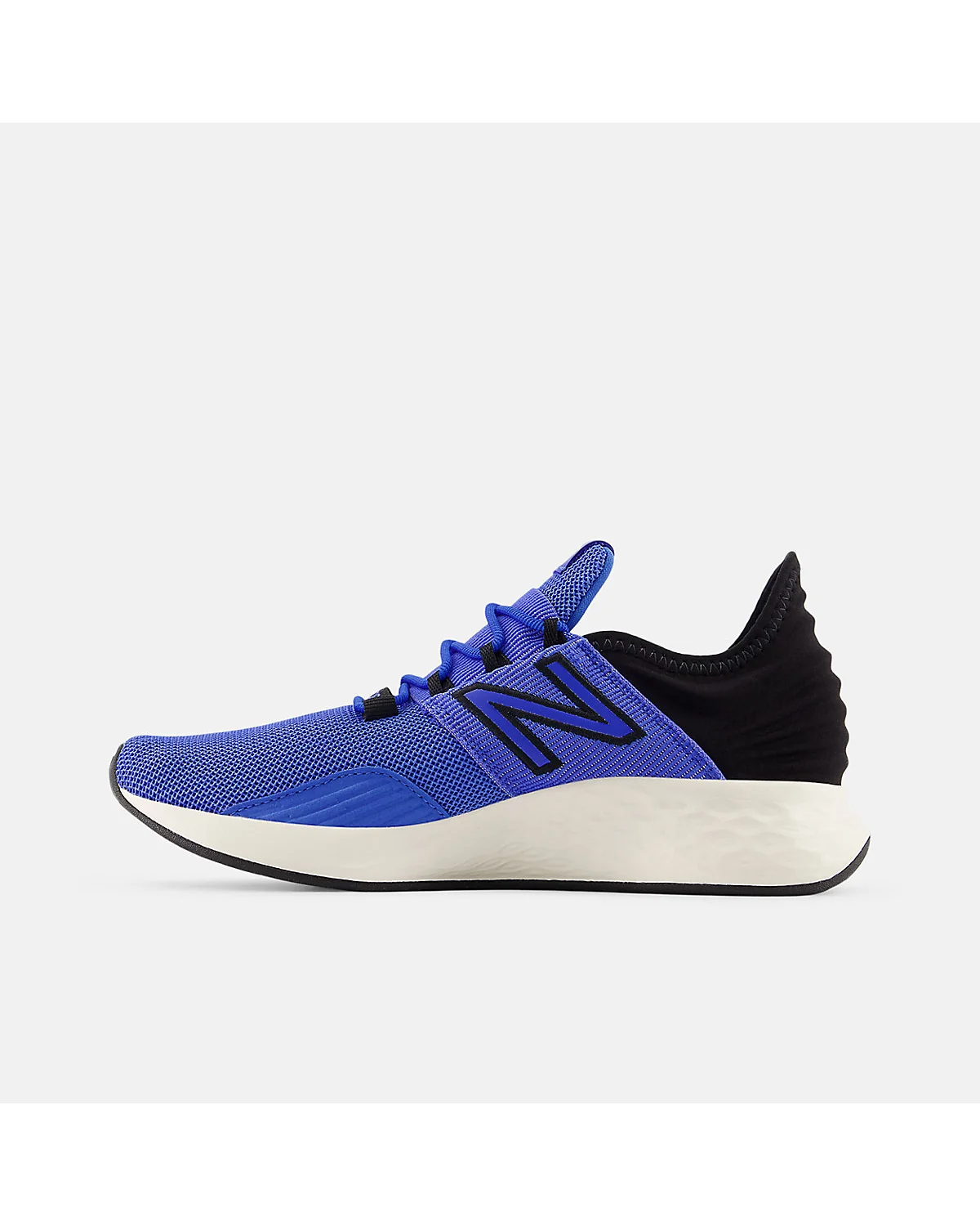 Крупный план крапчатой подошвы кроссовок New Balance