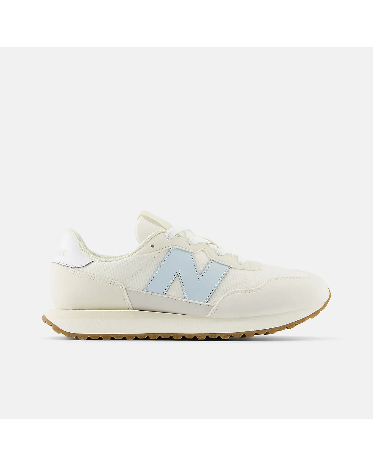Кремовые кроссовки New Balance 237 с голубой вставкой, боковой вид.