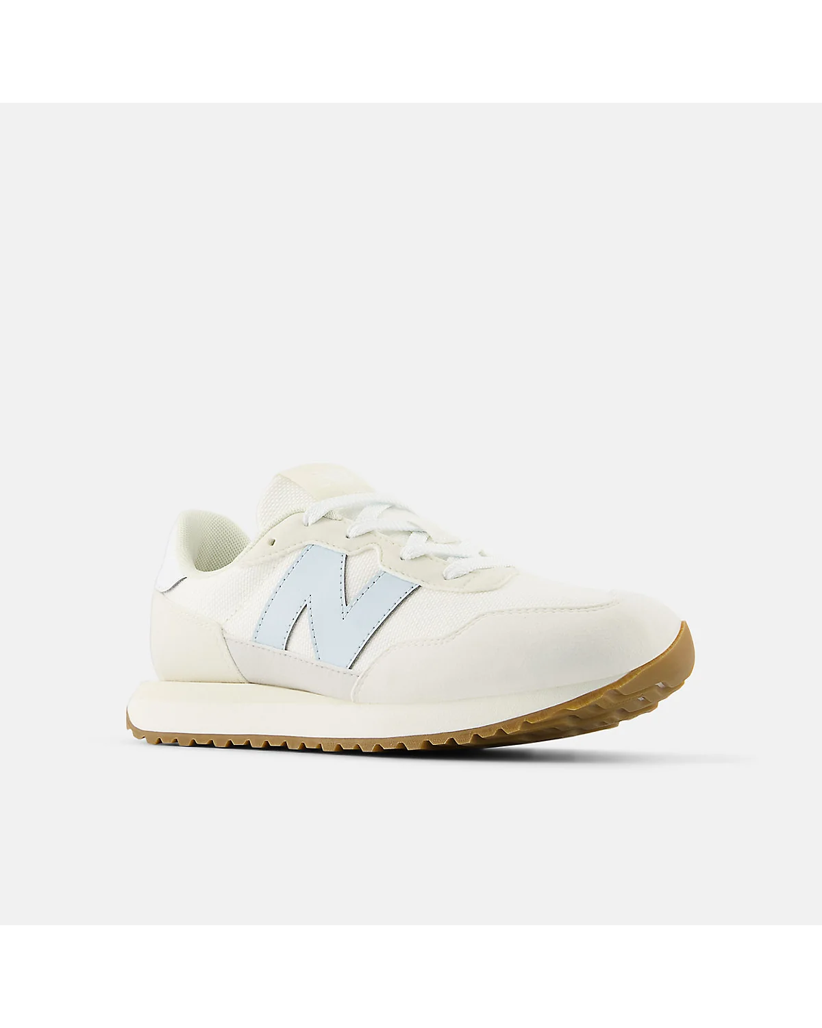 Кроссовки New Balance 237 кремовые, ракурс спереди с деталью.