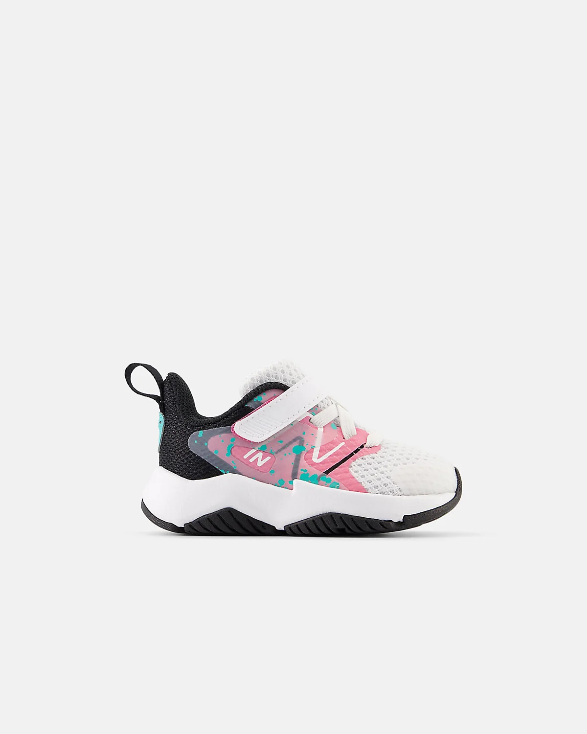 Синие кроссовки New Balance Rave Run v2 с зеленой подошвой, вид сбоку.