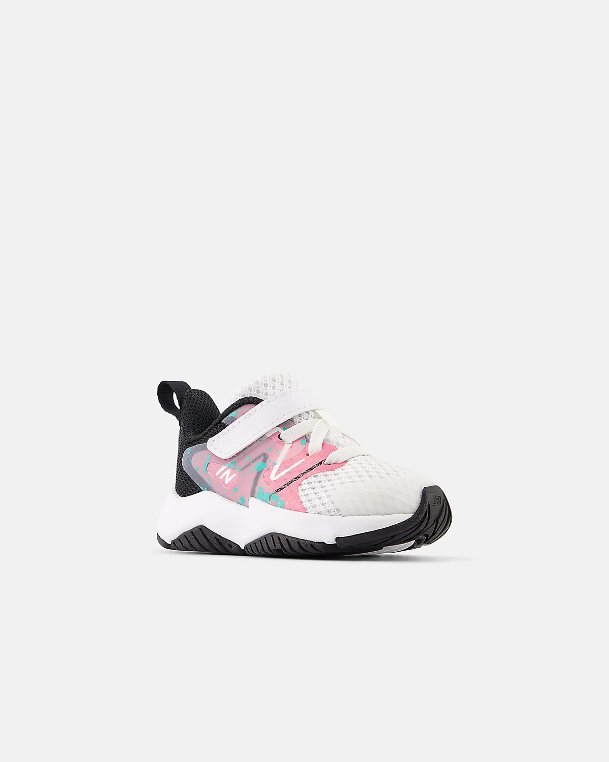 Синие кроссовки New Balance Rave Run v2 с яркой подошвой, ракурс спереди.