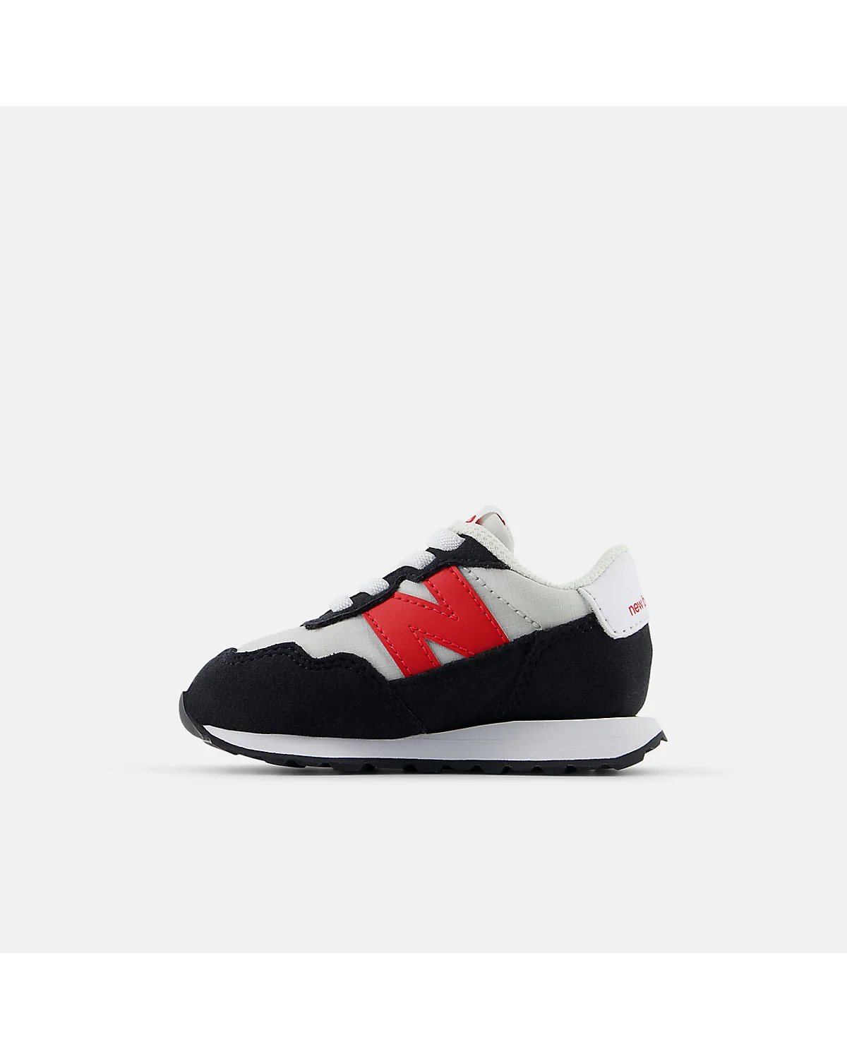 Детские кроссовки New Balance 237 серые с красным, вид в три четверти