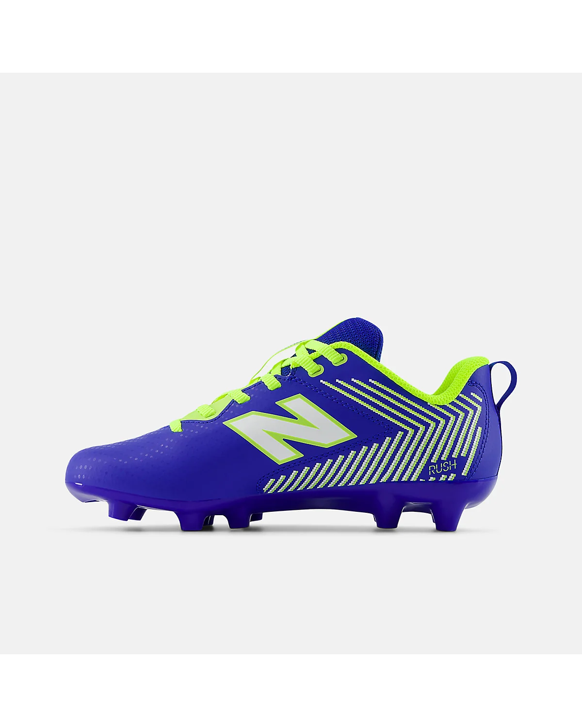 Детские бутсы New Balance Rush v5 Jr синие, вид в три четверти с шипами