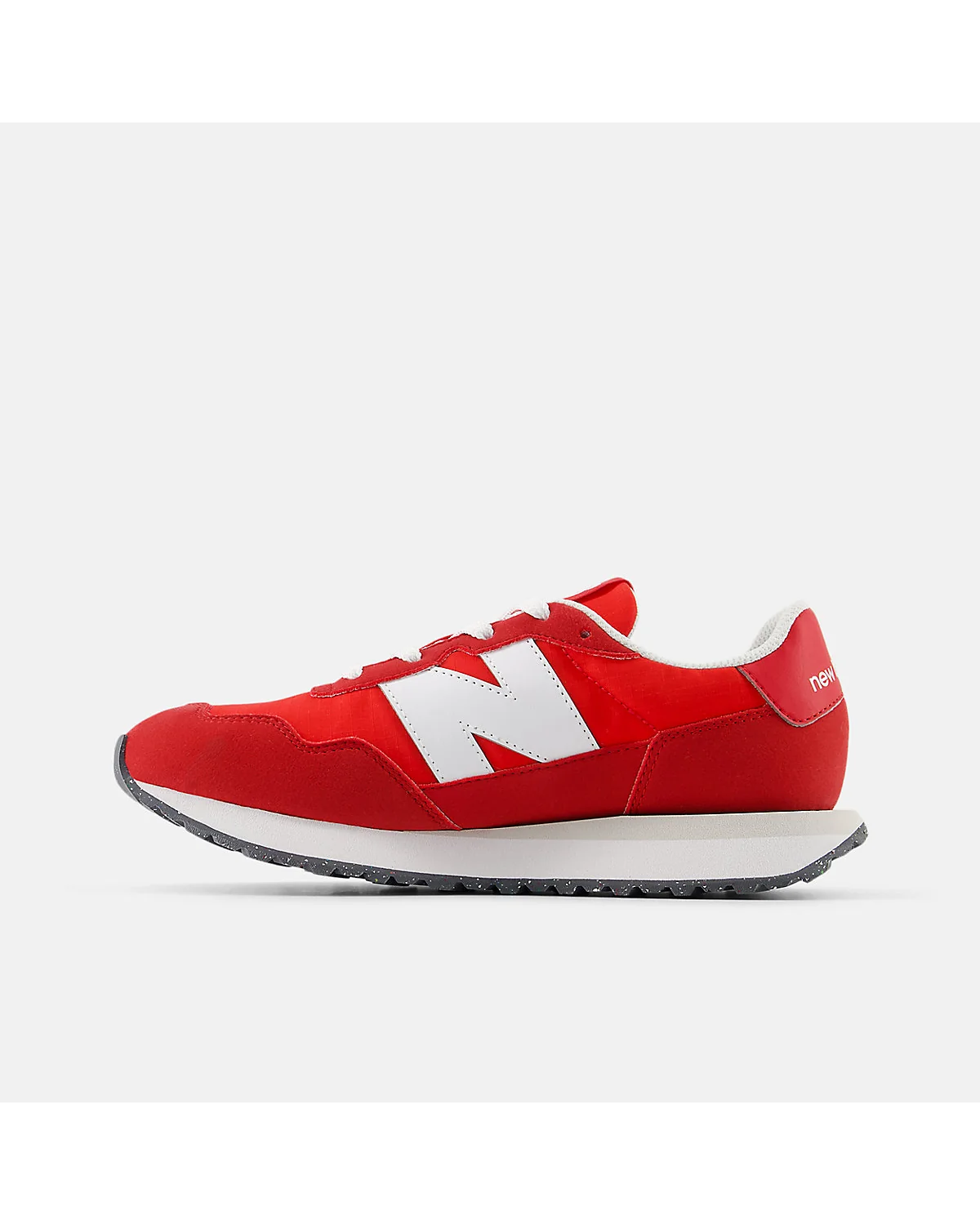 Детские кроссовки New Balance 237 белые с красным, вид в три четверти