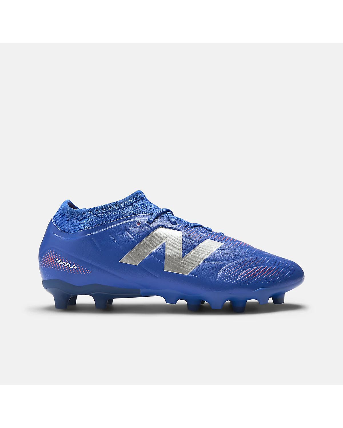Детские футбольные бутсы New Balance Tekela Team Low синие, вид спереди