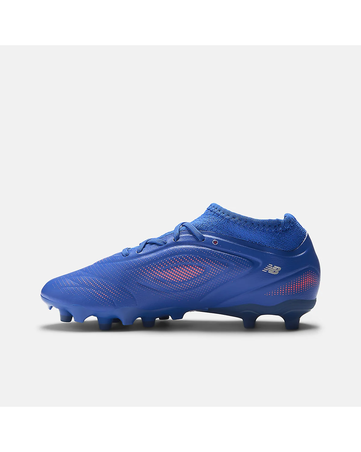 Детские бутсы New Balance Tekela Team Low синие, вид сбоку с полосами