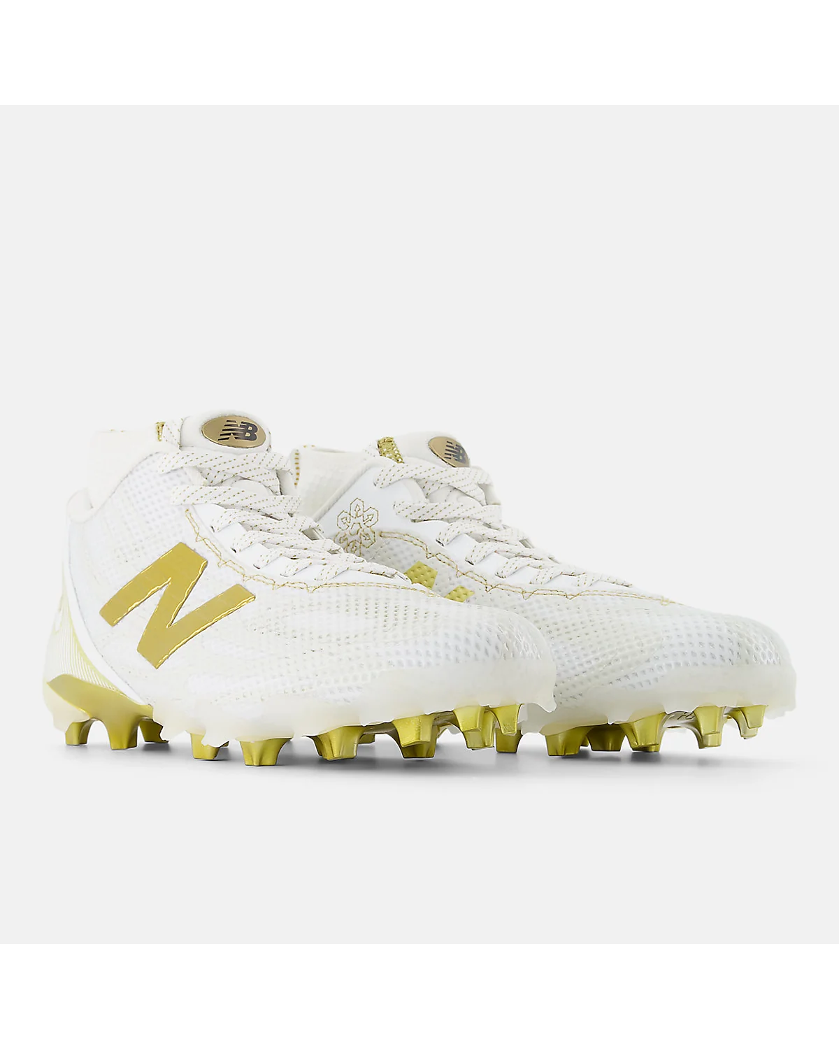 Белые кроссовки New Balance FreezeLX v5 в ракурсе три четверти с видом верхней части.