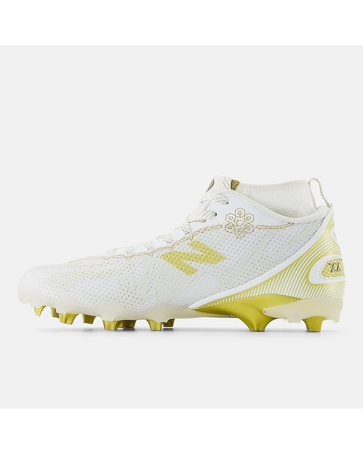 Верхняя часть белых кроссовок New Balance FreezeLX v5 с деталями золотого цвета.