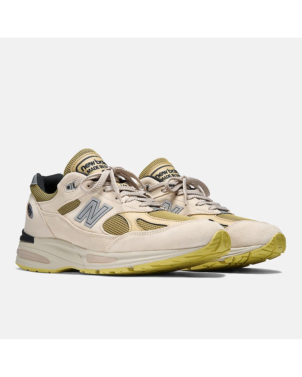 Две кроссовки New Balance Made in UK 991v2 Neo Synthesis спереди с видом колорблокинга.