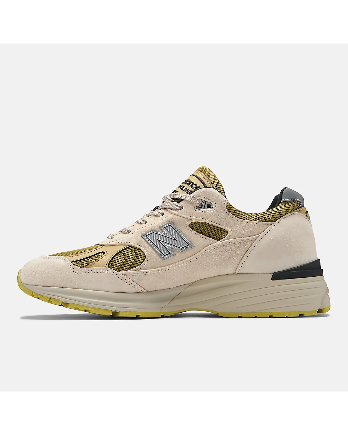 Кроссовки New Balance Made in UK 991v2 Neo Synthesis сбоку с замшевой текстурой.
