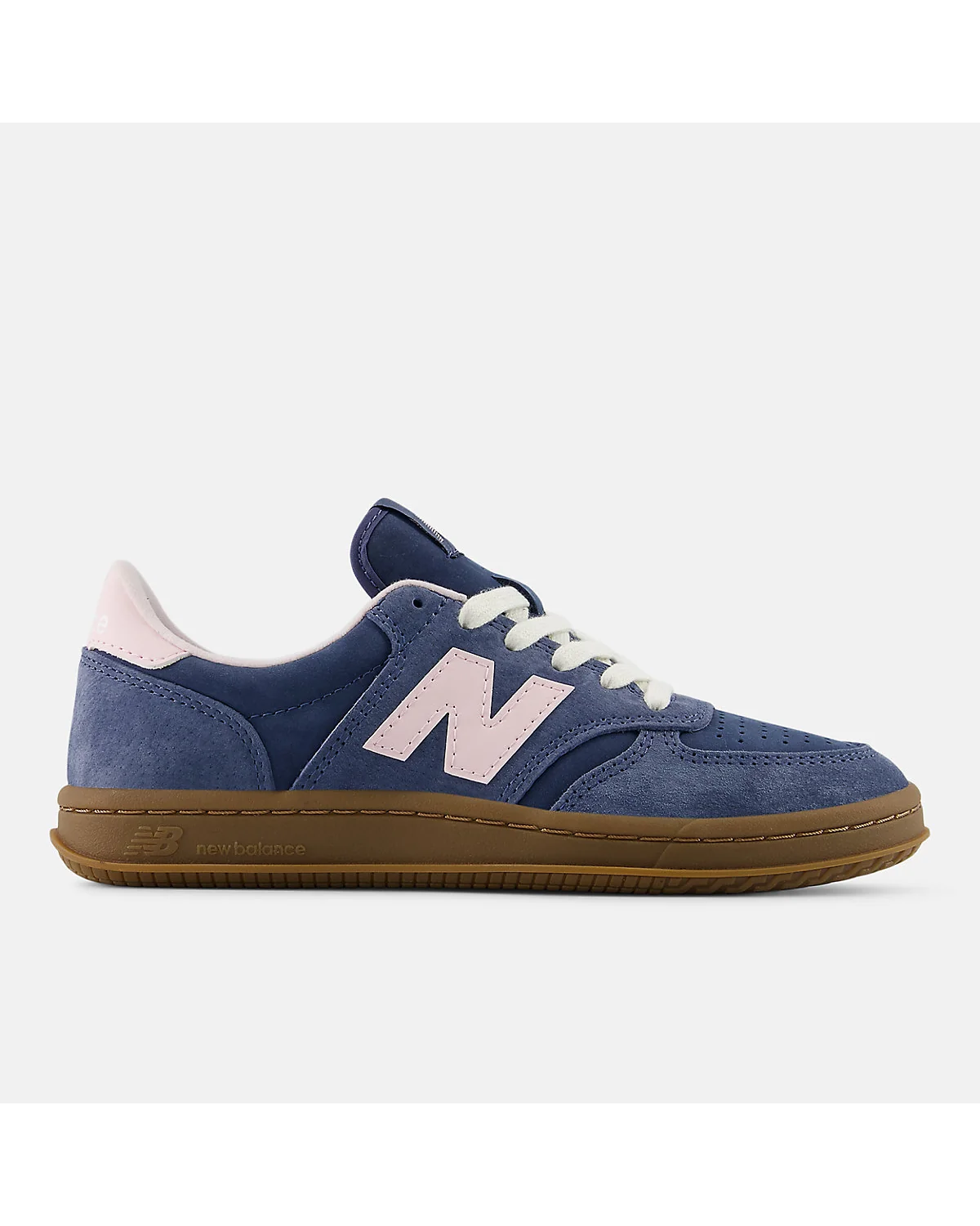 Синие кроссовки New Balance T500 с розовым воротником, вид сбоку.