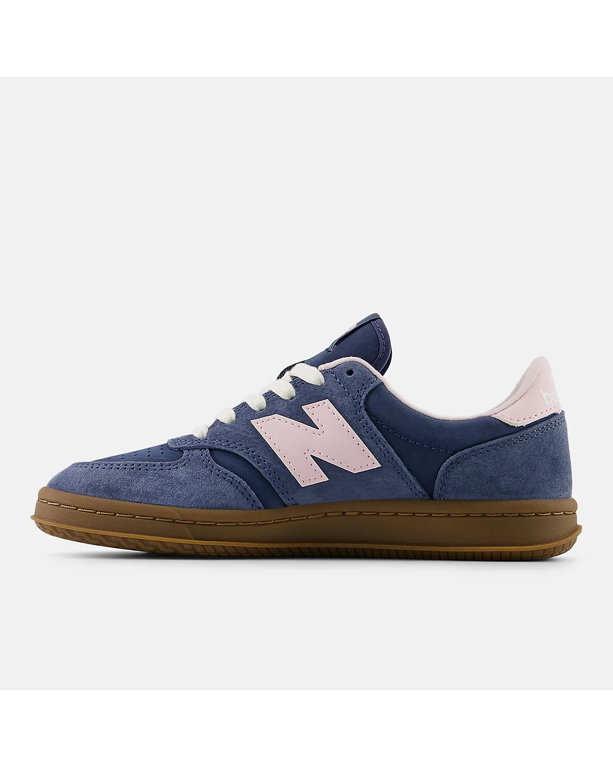 Подошва кроссовок New Balance T500 с коричневым каучуком.