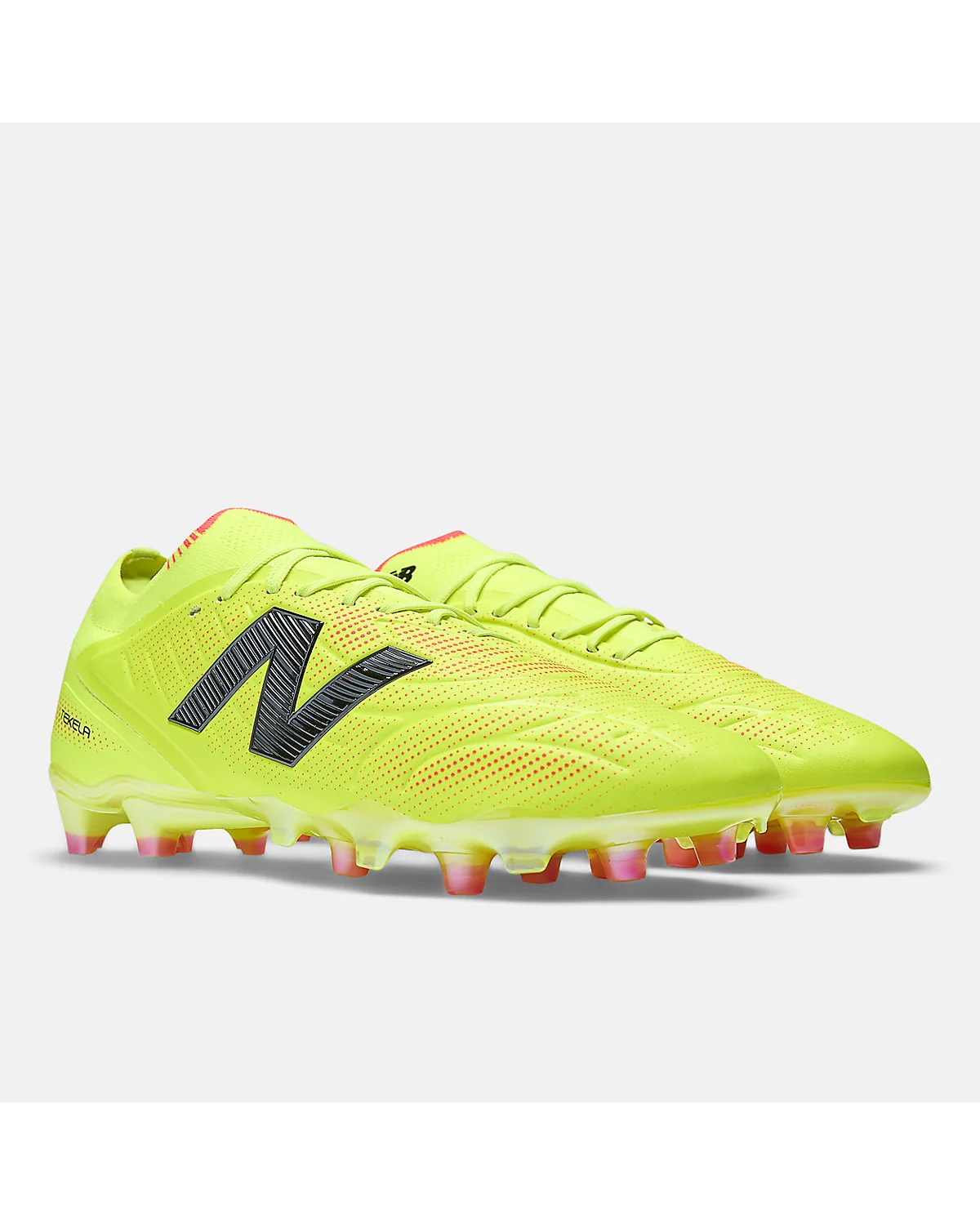 Подошва футбольной бутсы New Balance с твёрдыми шипами, вид сзади.