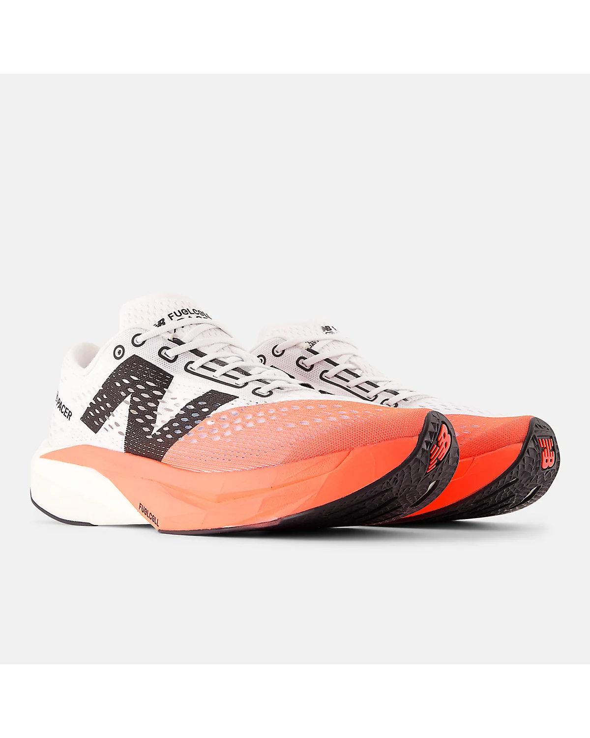 Кроссовки New Balance FuelCell SuperComp Pacer v2 в паре, вид сзади-сбоку.