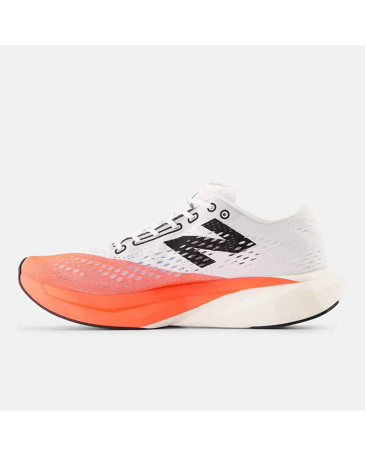 Крупный план материала верхней части красной кроссовки New Balance с сетчатой структурой.