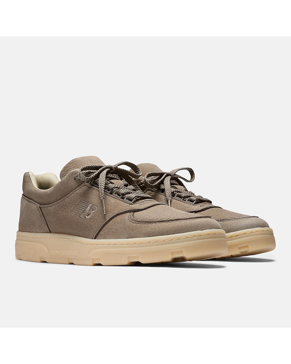 Кроссовки New Balance Allerdale в паре, вид спереди-сбоку.