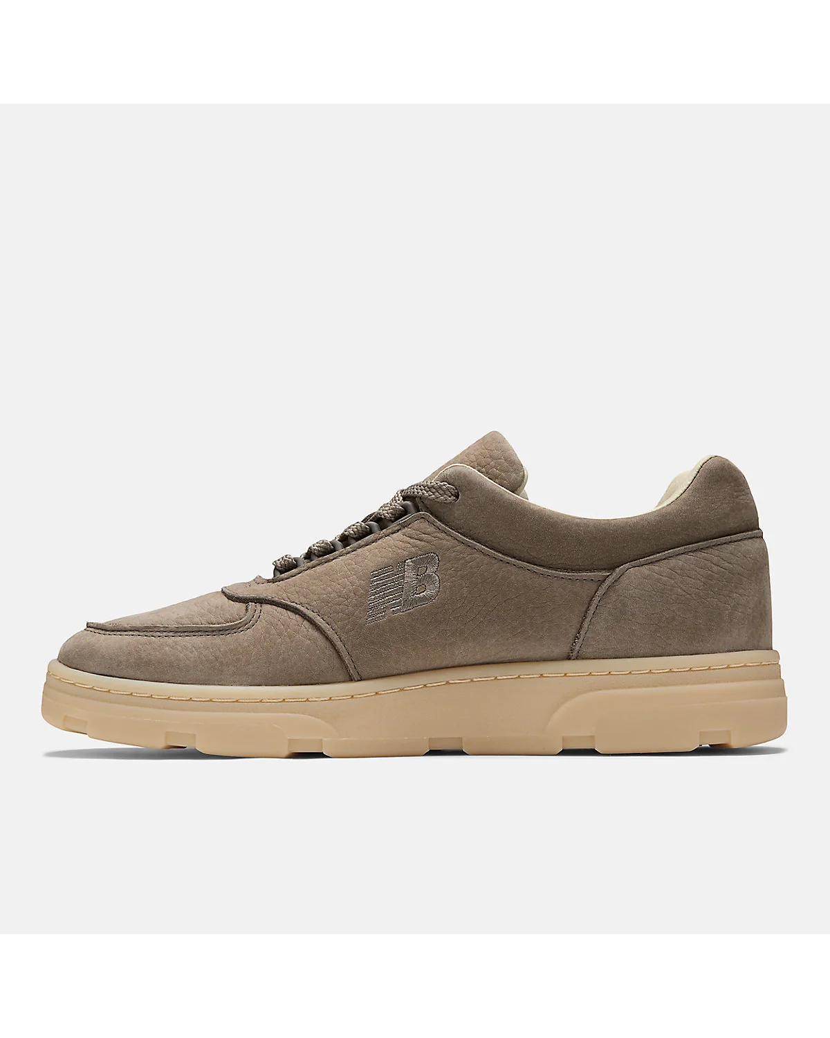 Крупный план нубука на верхней части кроссовки New Balance Allerdale.