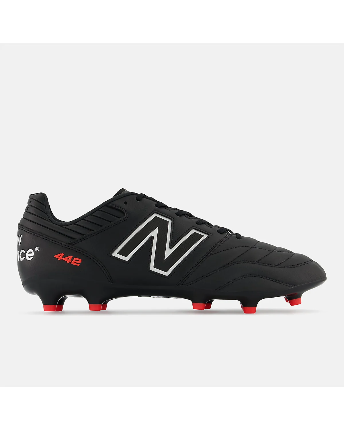 Чёрные футбольные бутсы New Balance 442 V2 Pro с белым логотипом, вид сбоку.