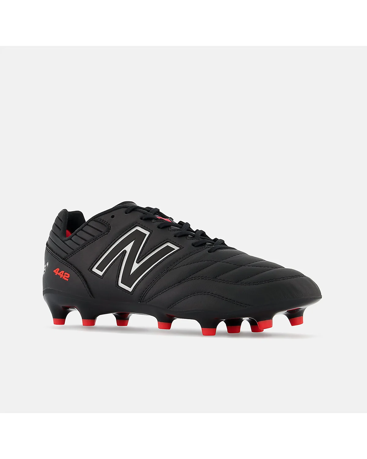 Подошва бутсы New Balance 442 V2 Pro с красными и белыми твёрдыми шипами.
