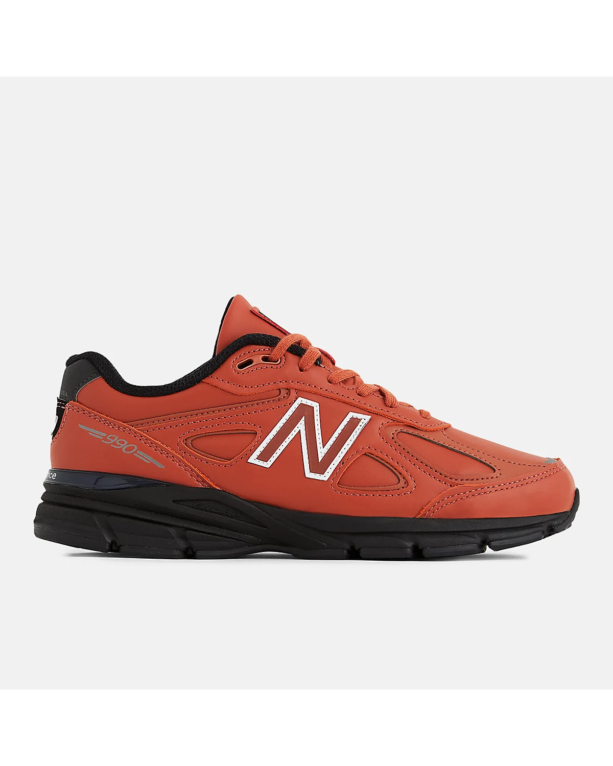 Красно-коричневые кроссовки New Balance 990v4 с чёрной пяткой, вид сбоку.