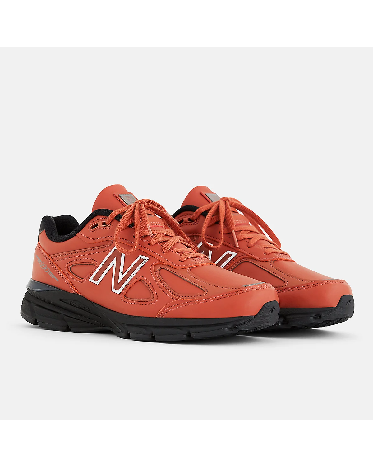 Кроссовки New Balance 990v4 в паре, вид спереди-сбоку.