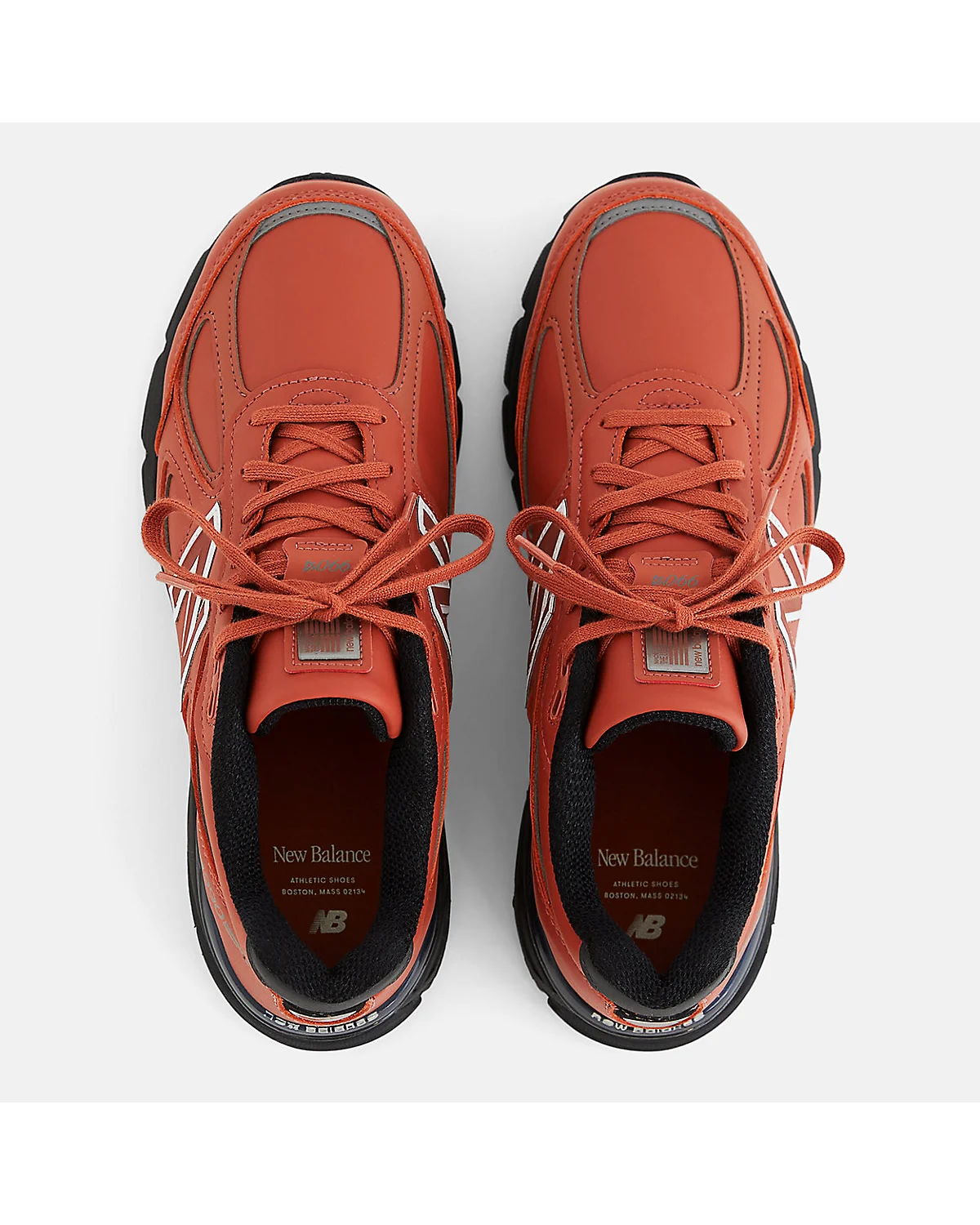 Вид сверху-спереди на кроссовку New Balance 990v4, видна внутренняя часть.