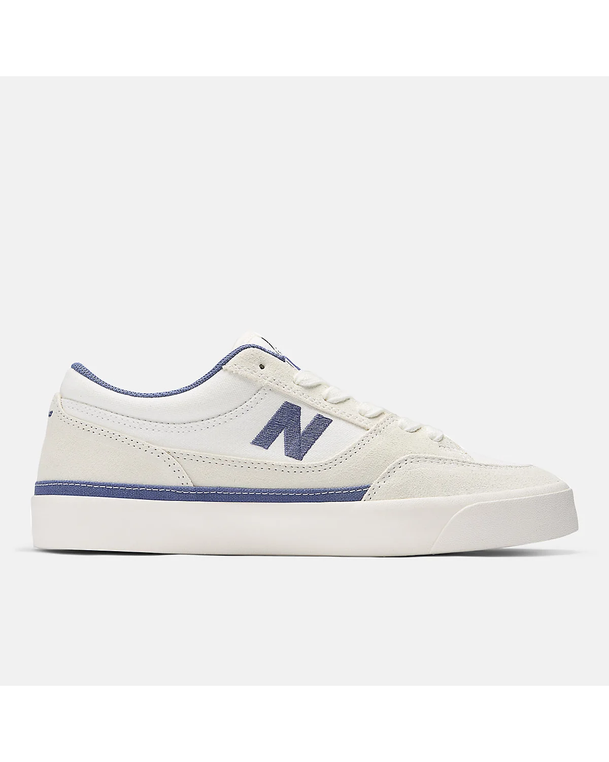 Светло-бежевые скейт-кеды New Balance 417 Low с синим логотипом, вид сбоку.