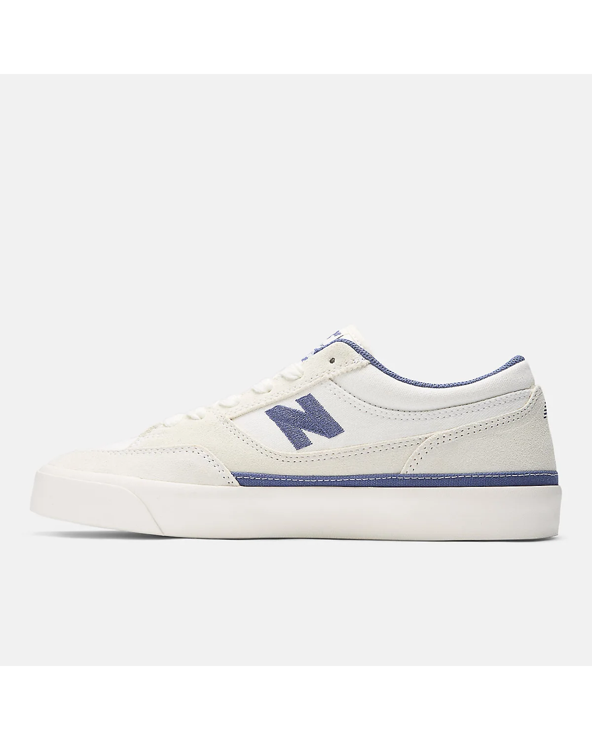 Крупный план канвасной верхней части светло-бежевого кеда New Balance.