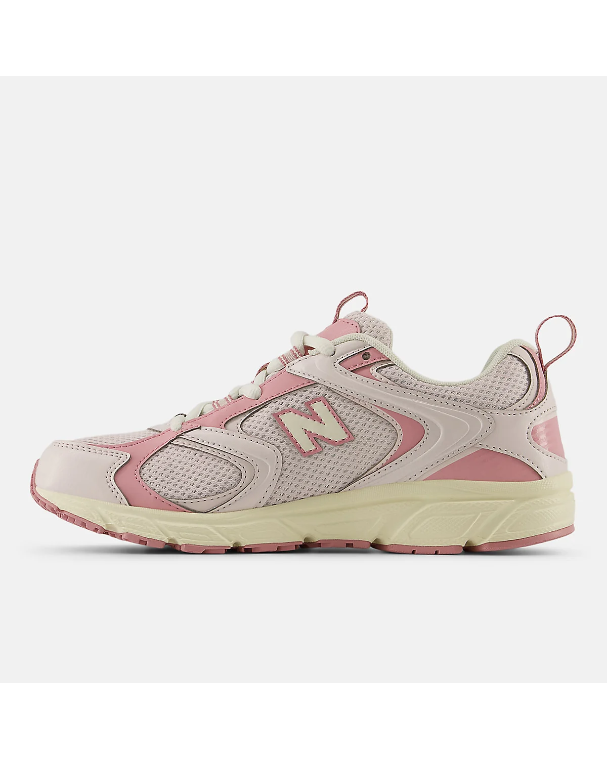 Крупный план материала розовой части кроссовки New Balance 408.
