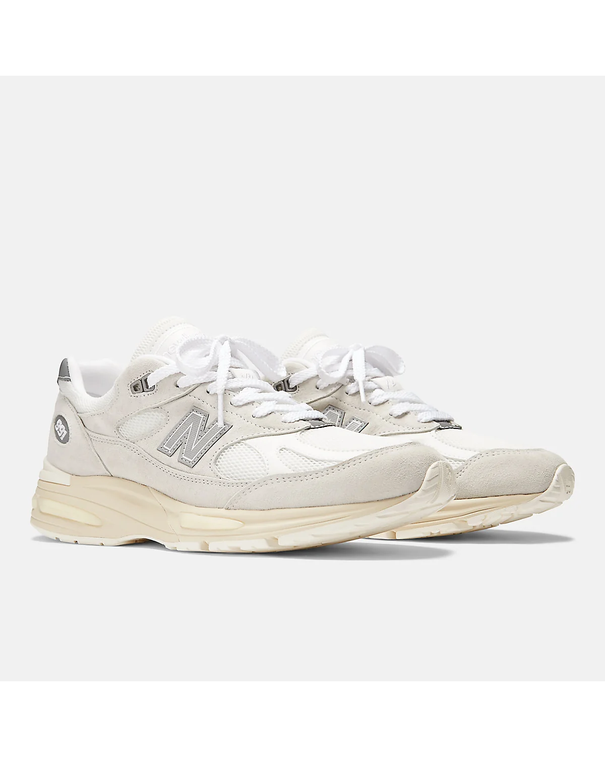 Серо-бежевые кроссовки New Balance 991v2, фронтальный вид
