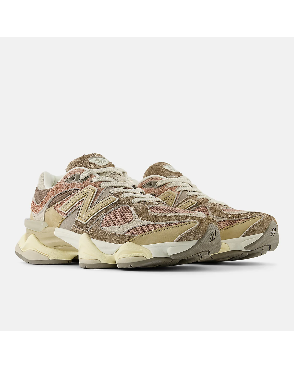 Землисто-серые кроссовки New Balance 9060, вид три четверти